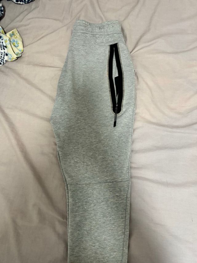Pantalón Nike Tech Fleece Gris