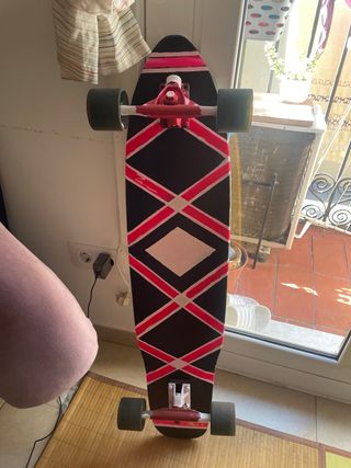 Longboard con diseño rayas y aro personalizado