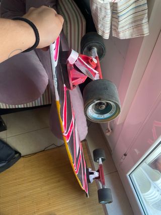 Longboard con diseño rayas y aro personalizado