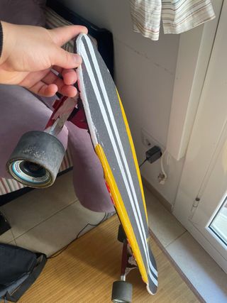 Longboard con diseño rayas y aro personalizado