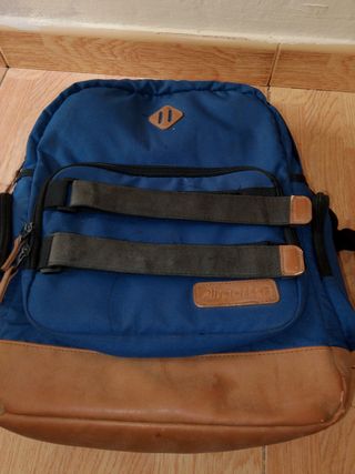 Mochila azul y negra y marrón tipo cuero .