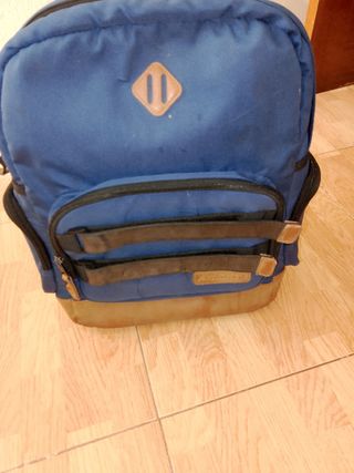 Mochila azul y negra y marrón tipo cuero .