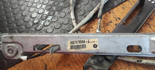 Motor elevalunas delantero izquierdo 05074799AA D