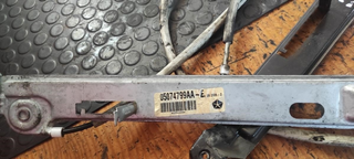 Motor elevalunas delantero izquierdo 05074799AA D