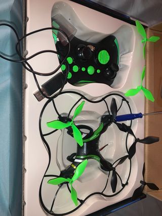 Dron con mando y hélices