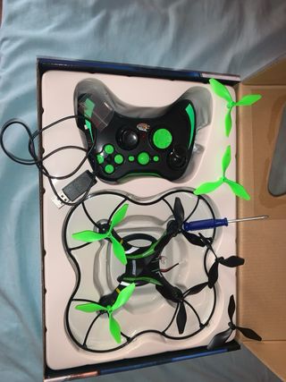 Dron con mando y hélices