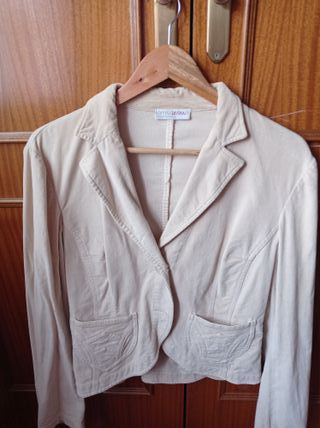 Chaqueta entallada.Torera Beige