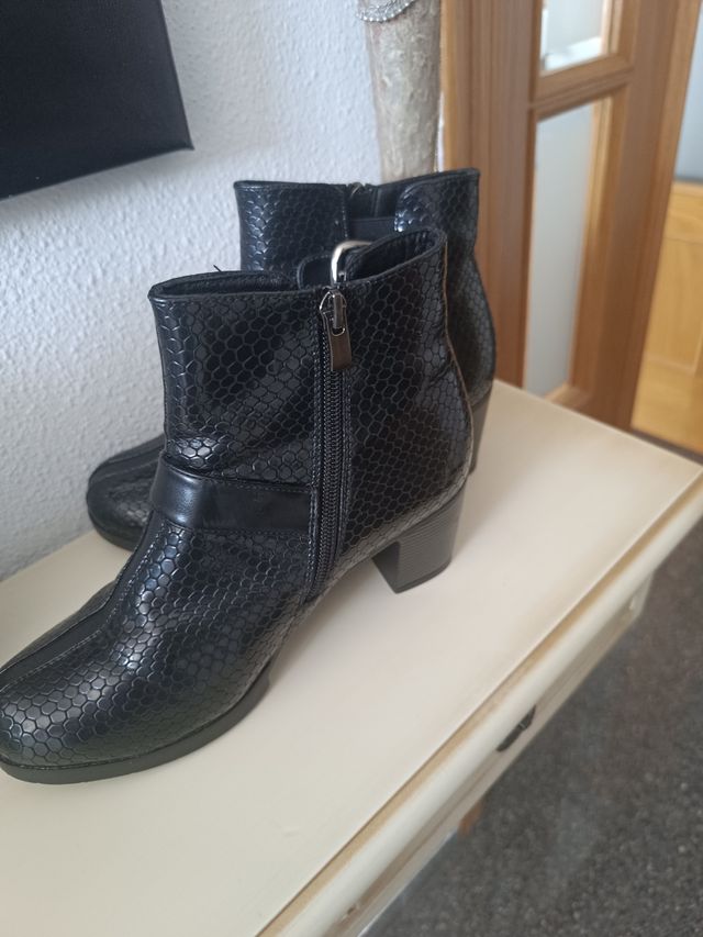 Botas negras con hebillas