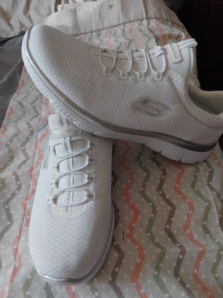Zapatillas Skechers Unisex Blancas y Plateadas