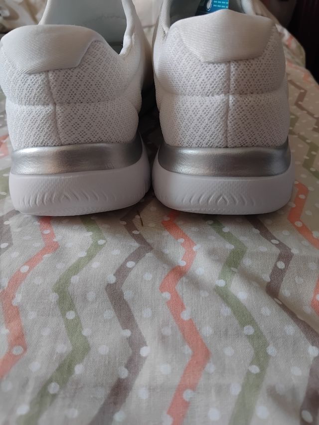 Zapatillas Skechers Unisex Blancas y Plateadas