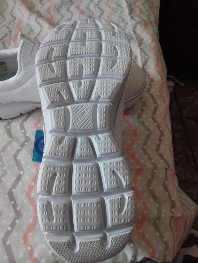 Zapatillas Skechers Unisex Blancas y Plateadas
