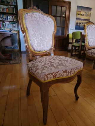 Antiguas Sillas Isabelinas Beige y Marrón