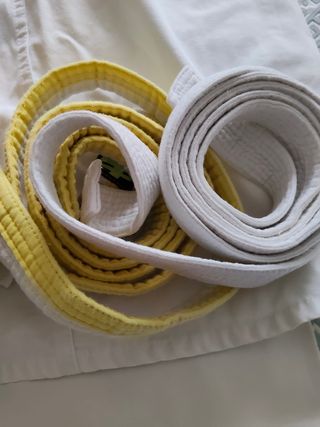 Kimono Karate y Cinturones Blanco y Amarillo