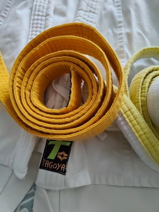 Kimono Karate y Cinturones Blanco y Amarillo