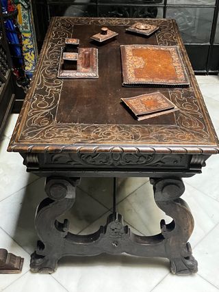 Mesa escritorio estilo español madera y cuero