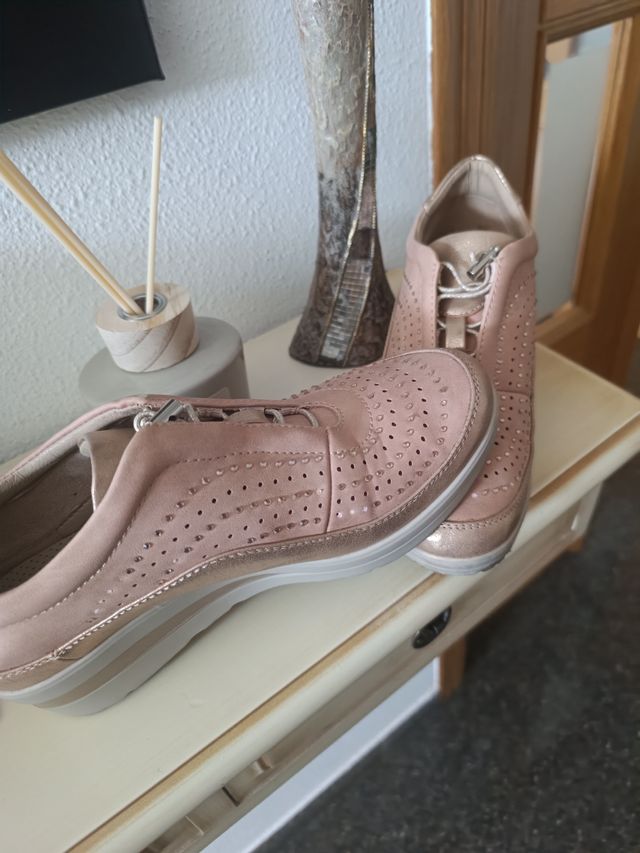 Zapatos rosas y dorados con pedrería