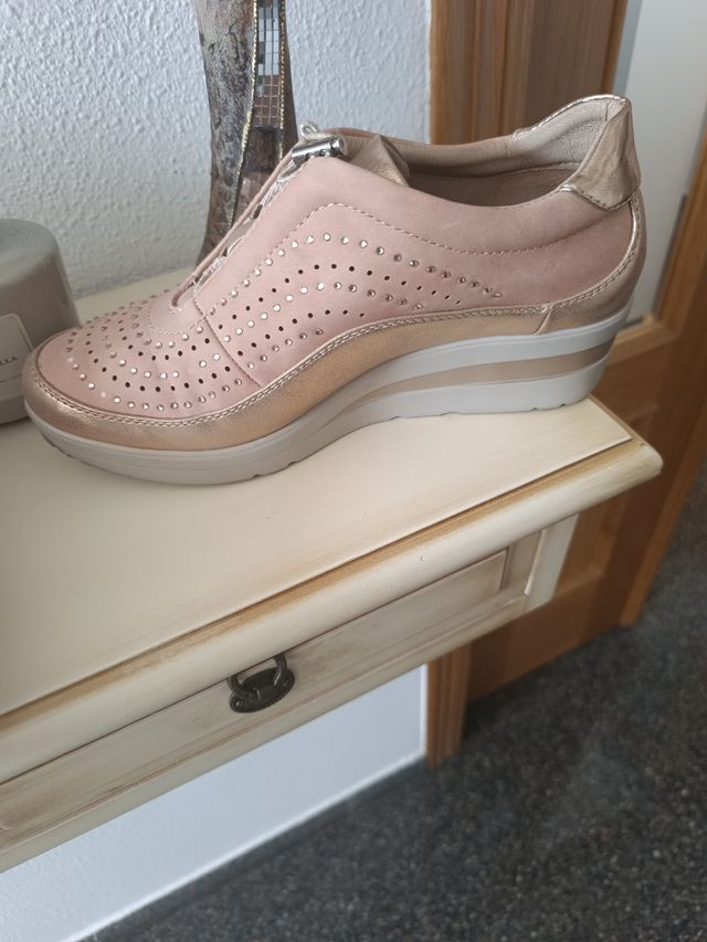 Zapatos rosas y dorados con pedrería