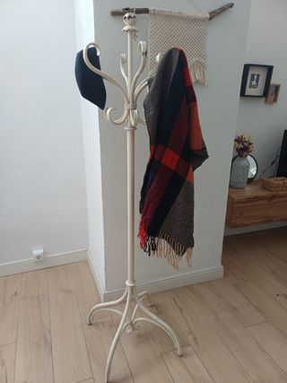 PRECIOSO  perchero antiguo de hierro.