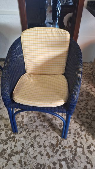 Sillón mimbre azul con cojines