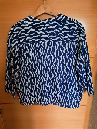 Blusa Zara Estampada Azul y Blanca Talla S