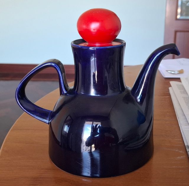 Tetera de cerámica azul con tapa roja