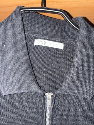 Polo Zara negro con cremallera