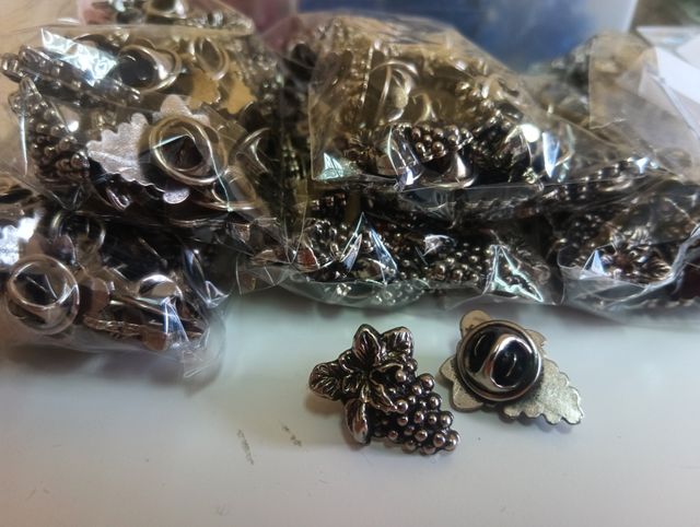 Lote de 125 pins racimo de uva