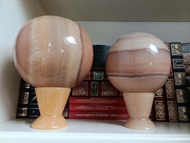 Dos esferas de mármol con peana