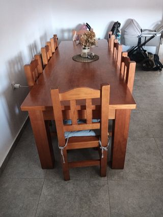 Mesa de comedor de madera con 8 sillas