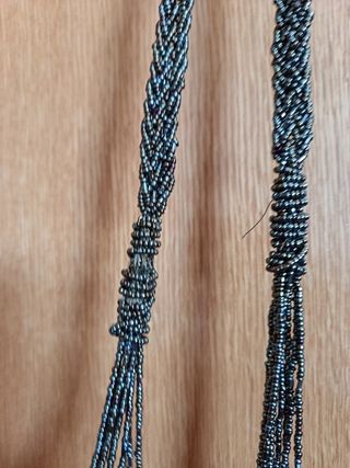Collar y pulsera de cuentas plateadas