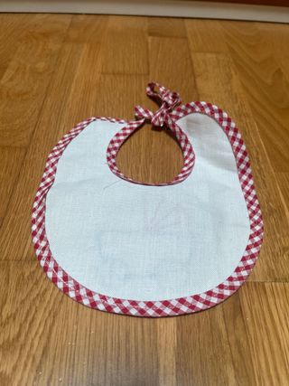 Babero infantil con carrito bordado