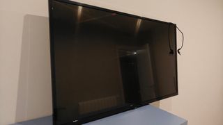 Smart TV Svan 43 con mando y soporte 