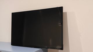 Smart TV Svan 43 con mando y soporte 
