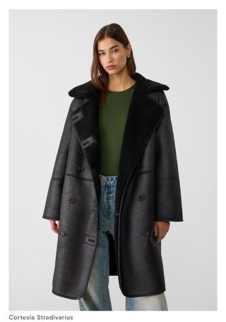 Abrigo negro midi oversize Stradivarius T. S