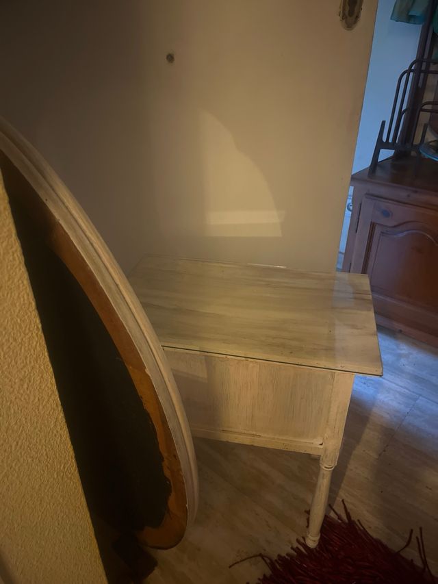 Mesilla de noche de madera  y  espejo