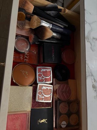 Tocador de mármol  con espejo y luces .