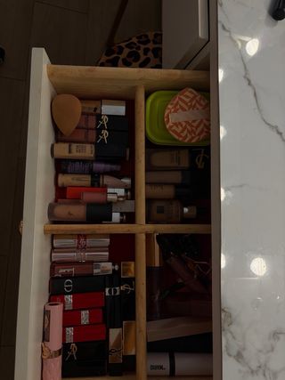 Tocador de mármol  con espejo y luces .