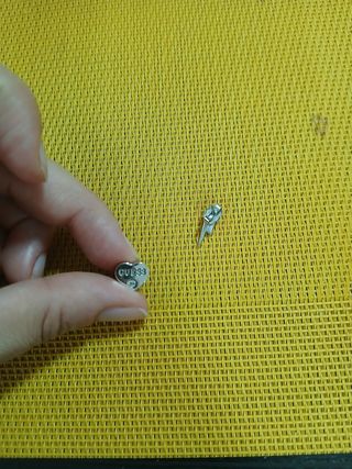 Pendientes Guess 
Uno es corazon y el otro un rayo