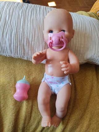 Muñeca Nenuco con biberón y chupete
