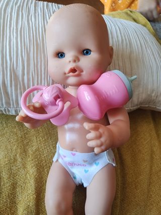 Muñeca Nenuco con biberón y chupete