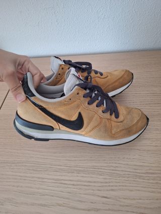 Nike Piel Mostaza