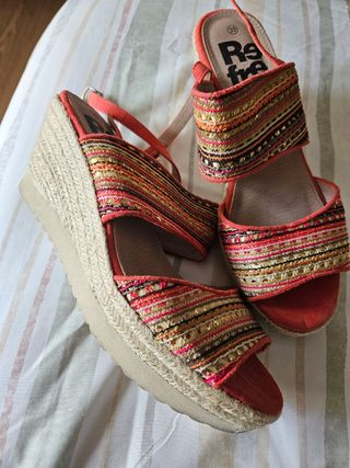 Sandalias cuña multicolor y rojo