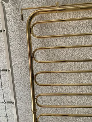 Cuna de bebé dorada con colchón
