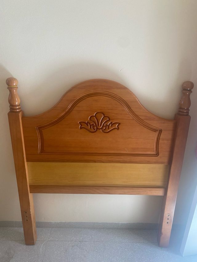 Cabecero de madera con diseño tallado
