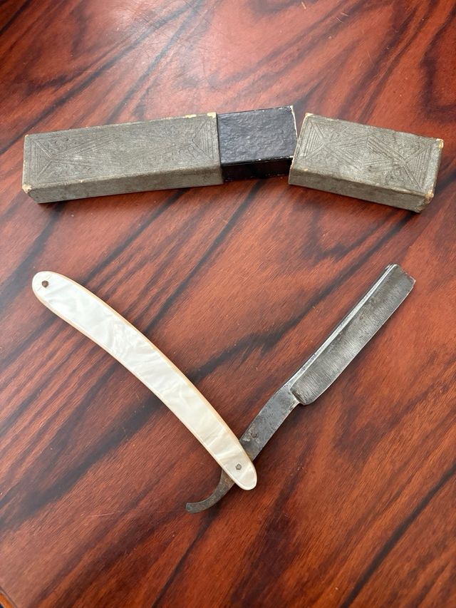 Navaja de barbero antigua con caja