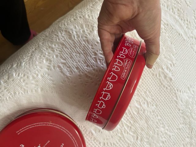 2 Cajas Rojas Nestlé Lata Metálica.
Son diferentes