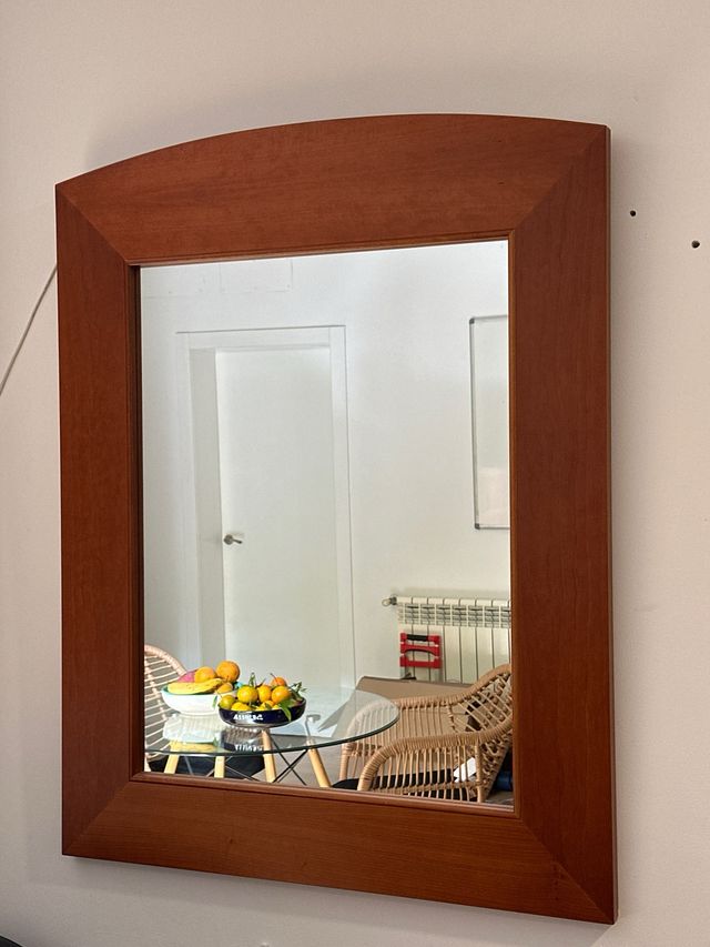 Espejo de madera con marco curvo