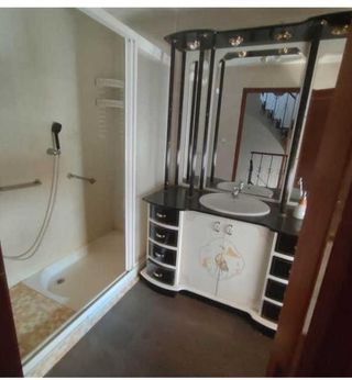 Mueble de lavabo negro y blanco