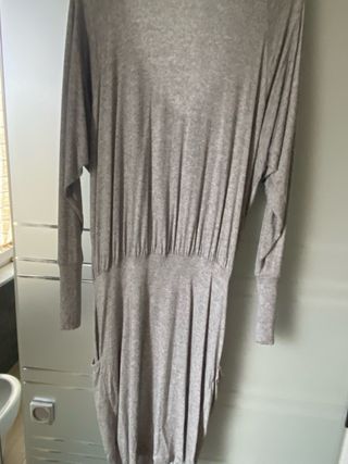 Vestito grigio lungo manica lunga