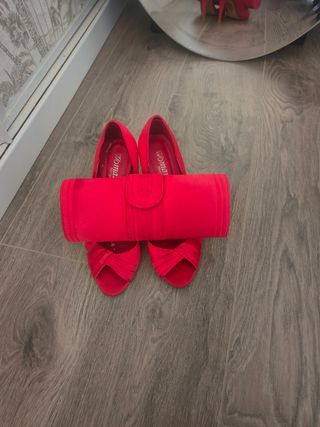 Zapatos y bolso de fiesta rojo